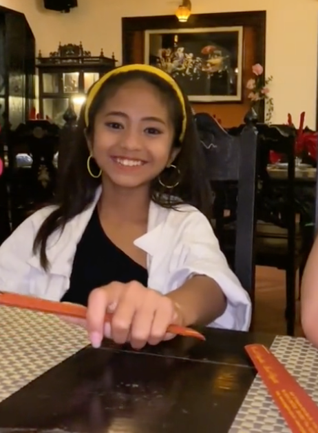 Trước đây, trang cá nhân của Khánh Huyền đã chia sẻ với người hâm mộ khoảnh khắc cô bé được xuất hiện trên tạp chí thời trang.