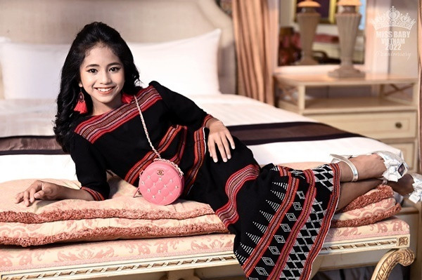 Phong cách, trang phục, phụ kiện và cách trang điểm của Khánh Huyền cũng thay đổi khá nhiều thời gian qua. Chính sức hút từ mạng xã hội đã giúp kênh TikTok của cô bé tăng lượng tương tác chóng mặt.