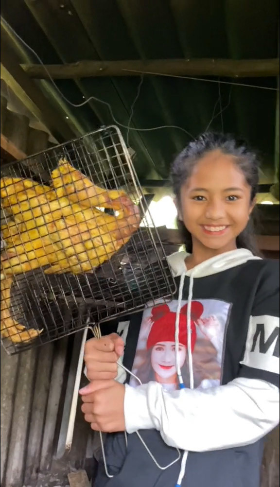 Trở về cuộc sống thường ngày, Khánh Huyền ăn mặc cực kì giản dị và chăm chỉ giúp đỡ bố mẹ các công việc nhà.