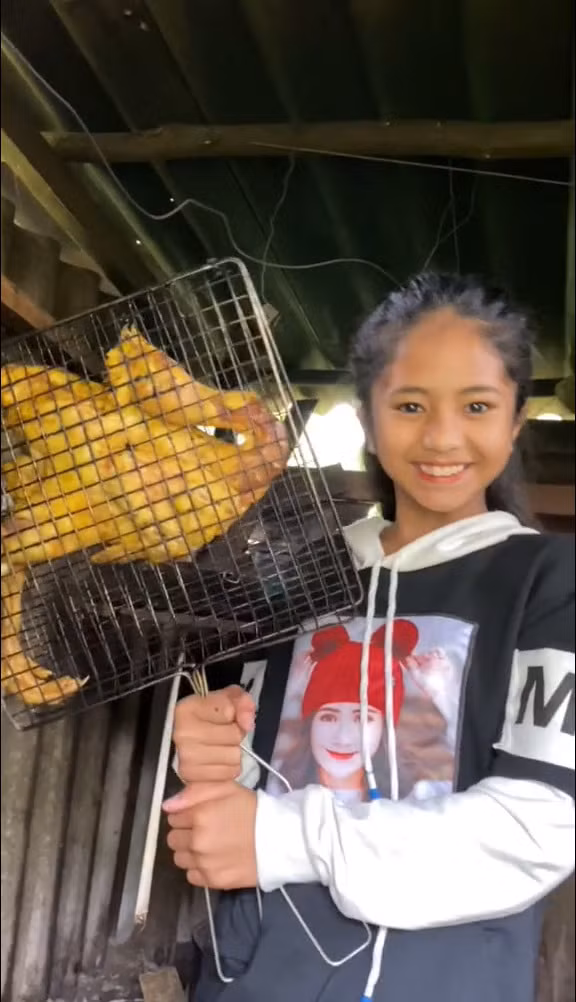 Trở về cuộc sống thường ngày, Khánh Huyền ăn mặc cực kì giản dị và chăm chỉ giúp đỡ bố mẹ các công việc nhà.