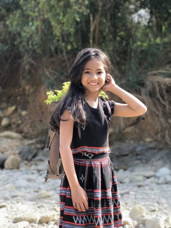 Thời gian qua, "hot girl dân tộc" Khánh Huyền gây sốt cộng đồng mạng khi sở hữu nhan sắc trong trẻo, đúng chuẩn bông hoa của núi rừng.