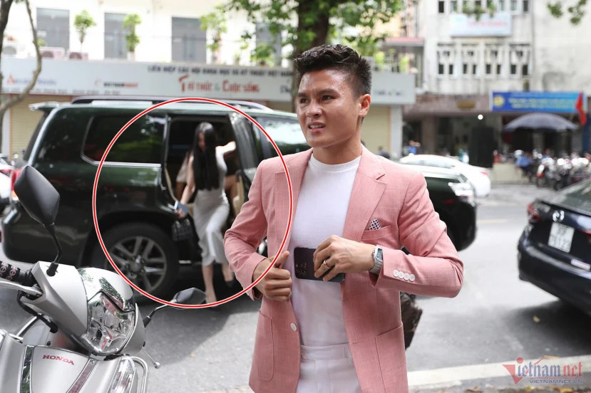 Trước đó, dù chưa được chính thức công khai trên mạng xã hội, Quang Hải đã đưa Chu Thanh Huyền đi cùng trong lễ kí kết hợp đồng với CLB Công an Hà Nội.