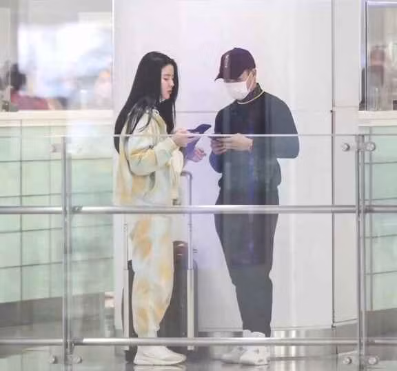 Khi Quang Hải sang Pháp thi đấu, Thanh Huyền cũng đi theo bạn trai.