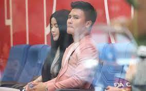 Về thông tin của "đàng gái", dân mạng không còn xa lạ gì. Bởi ngày trước, Chu Thanh Huyền cũng đăng ảnh cùng bạn trai trong khung cảnh y hệt, và vẫn dùng icon che mặt.