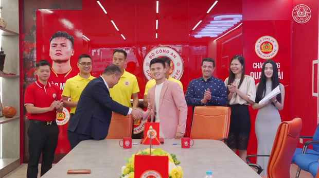 Hình ảnh trong buổi kí hợp đồng giữa Quang Hải và CLB CAHN có sự xuất hiện của Chu Thanh Huyền.