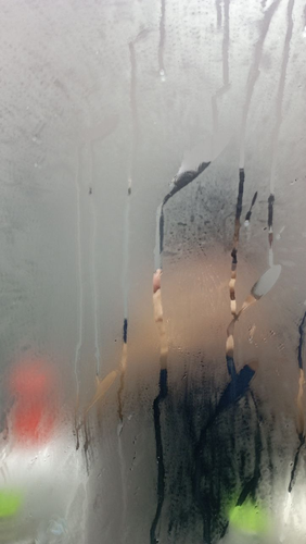 Hơi nước đọng trên sàn nhà, cửa kính là hiện tượng thường gặp ở kiểu thời tiết miền Bắc này.