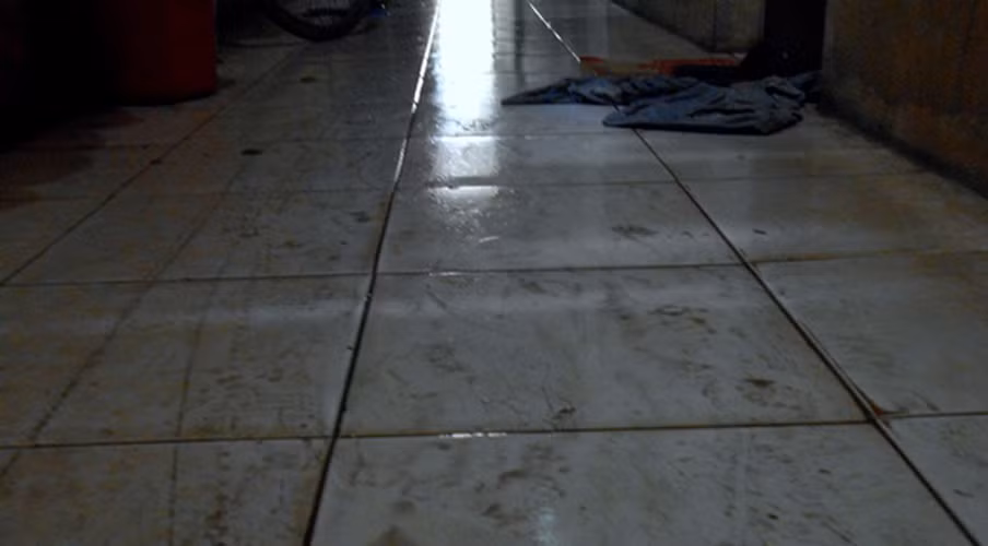 Cư dân mạng lại đưa ra không ít lời than vãn về nồm rồi liên tục đăng tải những hình ảnh nhà cửa để mong chia sẻ cùng mọi người.