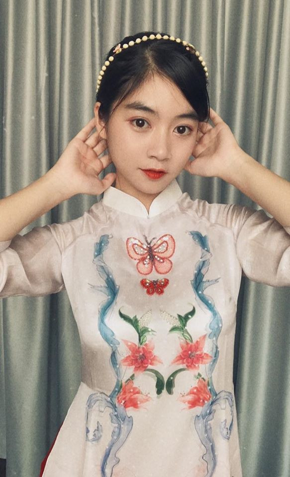 Không gian rộng rãi, tiện nghi, sang chảnh với hồ bơi trong nhà, chưa kể tư gia của hot girl Sài thành còn có dàn cây và gỗ trang trí đã có giá thành 1,3 tỷ.