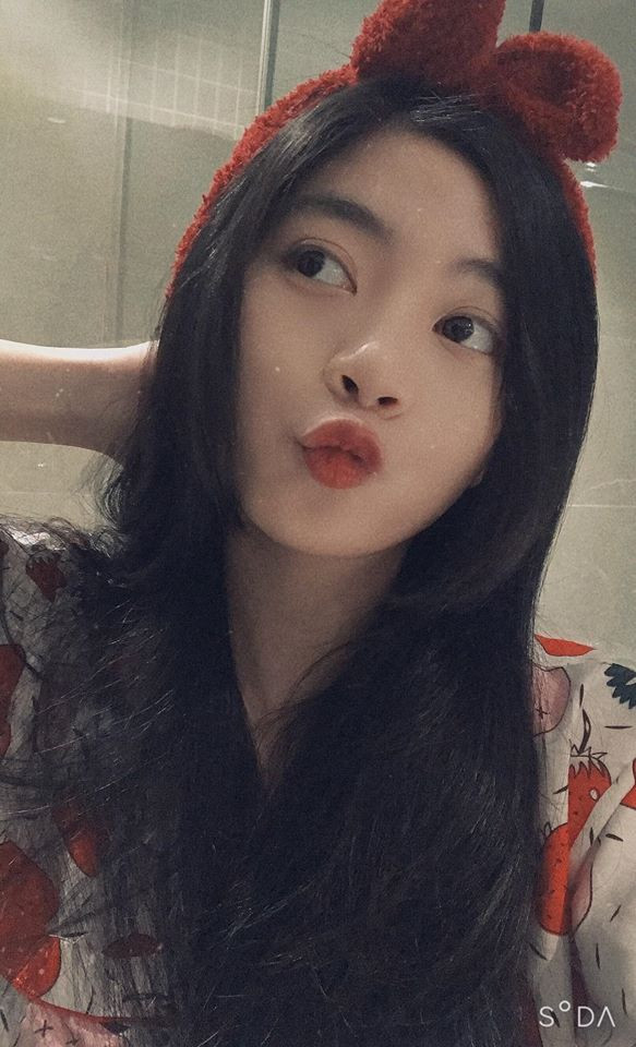 Không chỉ sở hữu vẻ đẹp "thiên thần", Nam Phương còn khiến mọi người thán phục với bảng thành tích học tập đáng nể suốt 12 năm học cùng với sự sôi nổi, năng động trong các hoạt động của trường.