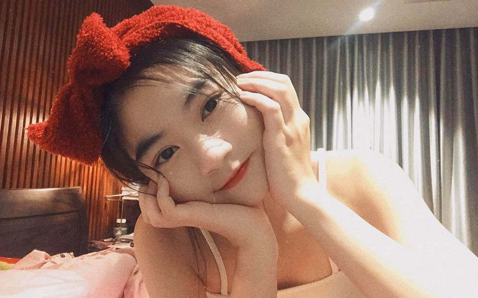 Đặc biệt, với những góc ảnh khoe "góc nghiêng thần thánh", nét đẹp trong sáng, dịu dàng đặc biệt trong tà áo trắng, Nam Phương thực sự khiến bao người phải ngẩn ngơ.