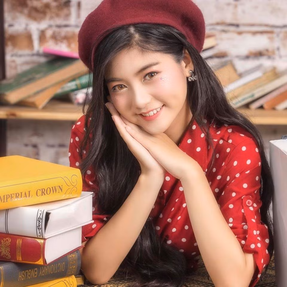  Nam Phương sở hữu một gương mặt với những đường nét vô cùng thanh tú, đậm nét Á Đông, cùng mái tóc đen dài thả buông thướt tha, khỏi phải nói cô bạn này đã “cướp” ánh nhìn của người khác như thế nào.