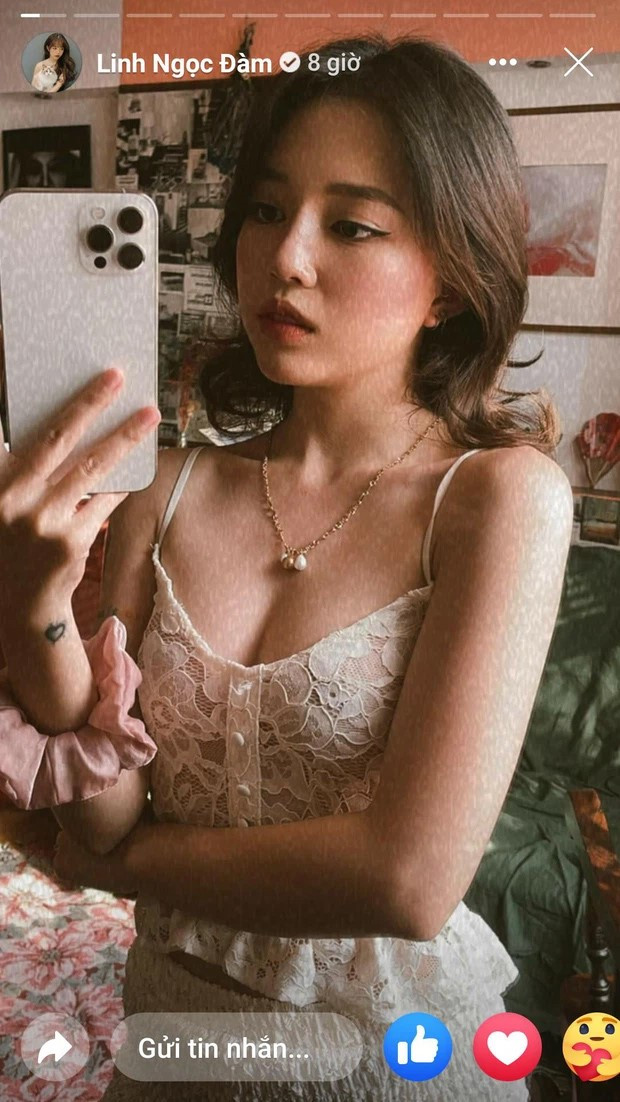 Mới đây, streamer Linh Ngọc Đàm đã chia sẻ tấm ảnh gợi cảm cực quyến rũ khi phô đầy vòng một căng tràn. Điều này khiến không ít dân mạng bàn tán xôn xao, cho rằng cô nàng vừa đi "độ loa".