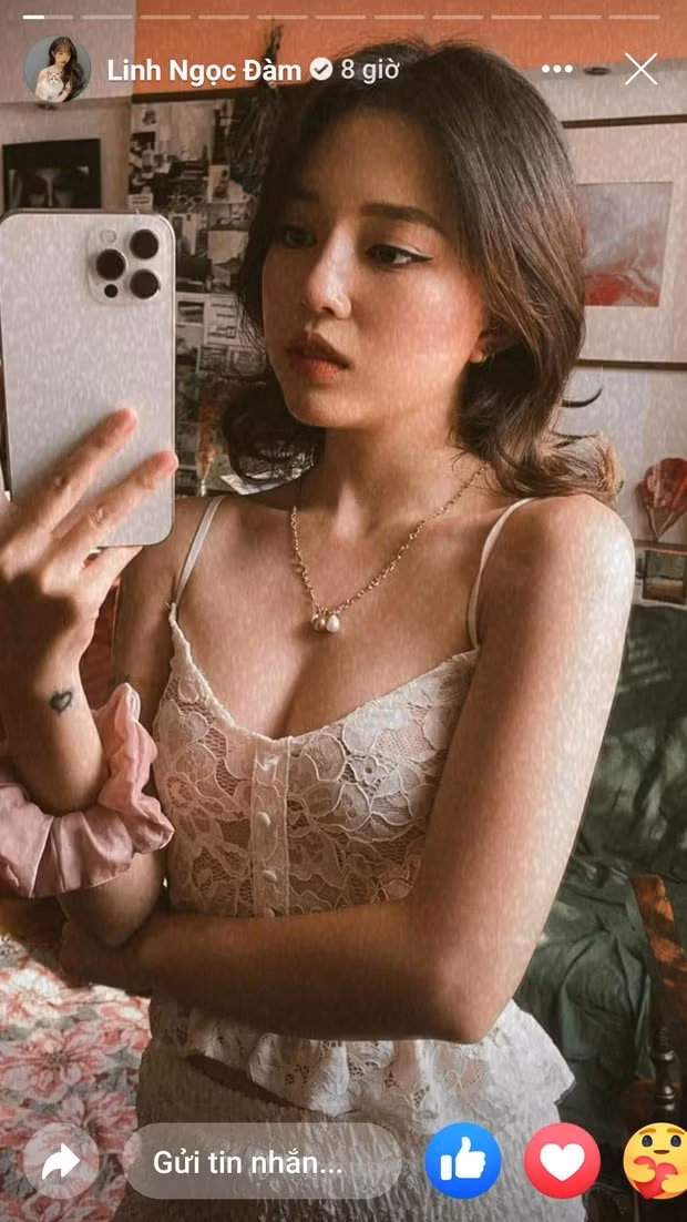 Mới đây, streamer Linh Ngọc Đàm đã chia sẻ tấm ảnh gợi cảm cực quyến rũ khi phô đầy vòng một căng tràn. Điều này khiến không ít dân mạng bàn tán xôn xao, cho rằng cô nàng vừa đi "độ loa".