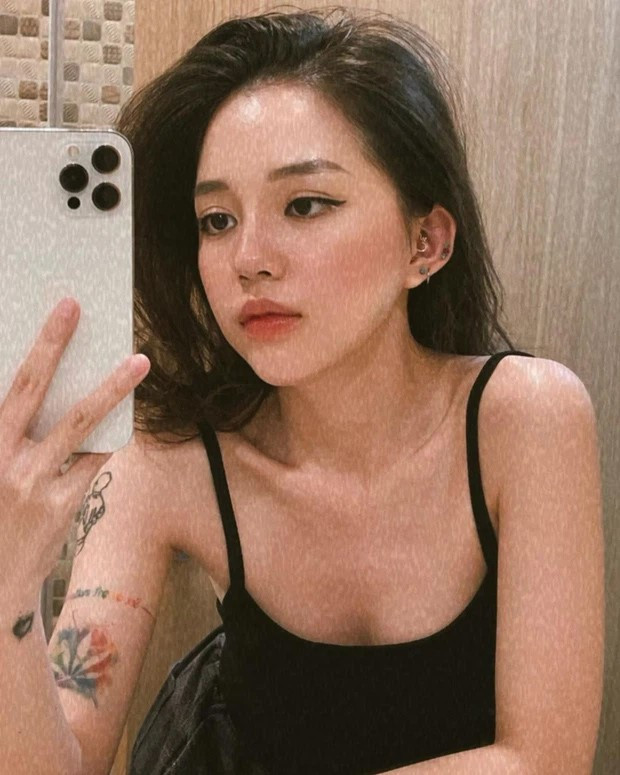 Cụ thể, Linh Ngọc Đàm có viết: "Nay mặc áo bó tí, mấy bạn dô hỏi nâng ngực à, chưa có nâng mấy má!".