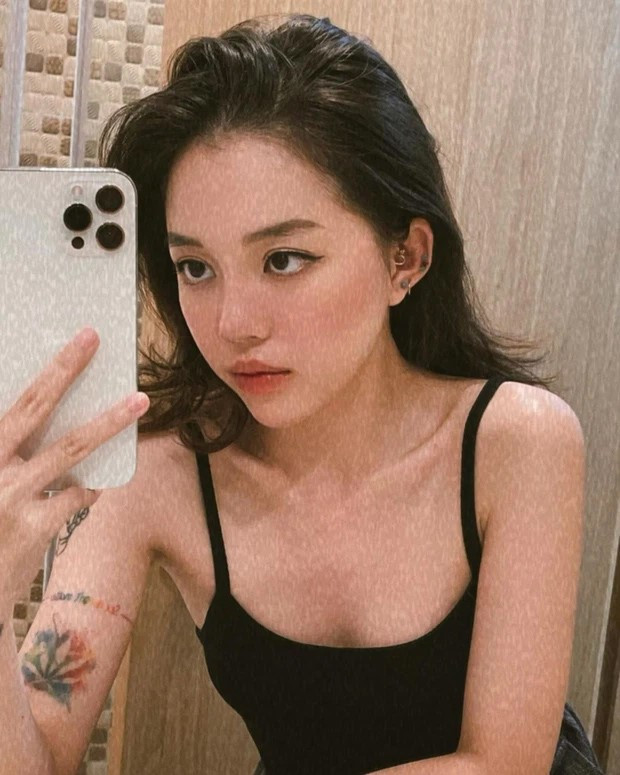 Tuy nhiên, theo nhiều người nhận xét, có vẻ như chính chiếc áo có phần bó sát cùng lối trang điểm, cách tạo dáng đã vô tình khiến cho vòng 1 của Linh Ngọc Đàm trông có phần đầy đặn hơn, chứ không phải đã nâng cấp, sửa sang gì.