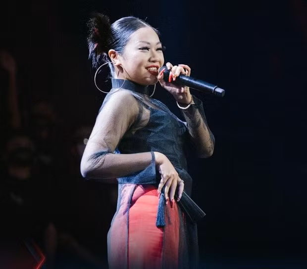 Tuy nhiên, sau khi cả nhóm tan rã, Sidie vẫn tiếp tục hoạt động solo và dần chuyển hướng sang thể loại R&amp;B, hip hop. Một số sản phẩm âm nhạc mà cô nàng đến từ Hà Nội này từng phát hành kiêm sáng tác phải kể đến như: 114, Không Là Của Nhau...