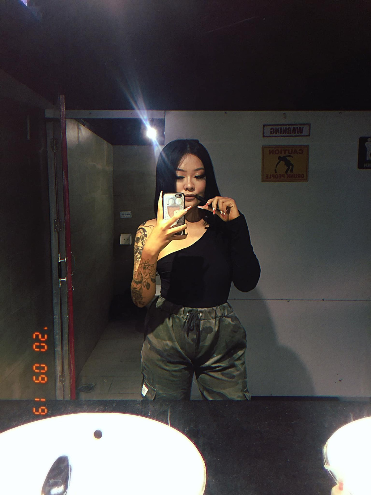 Sidie xuất hiện với hình xăm kín một bên tay vô cùng cá tính.