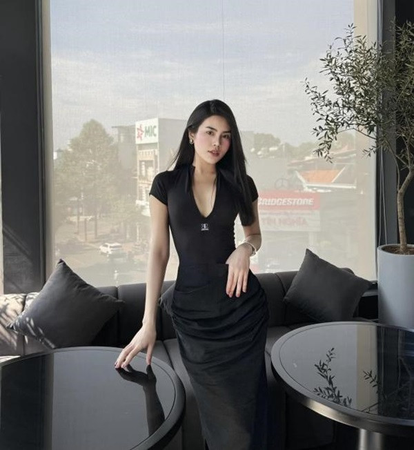 Trên trang cá nhân của mình, Chu Thị Ánh thường xuyên khoe hình ảnh check in ở những nơi sang chảnh. Cô chuộng gu thời trang quyến rũ, hở bạo.