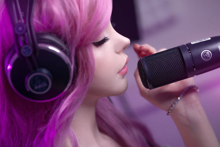 Bộ ảnh của Sayathefox mang đến cho người hâm mộ tựa game MOBA hàng đầu thế giới cái nhìn về hình ảnh phiên bản thực của Seraphine khi cô còn là một ca sĩ hoạt động solo.