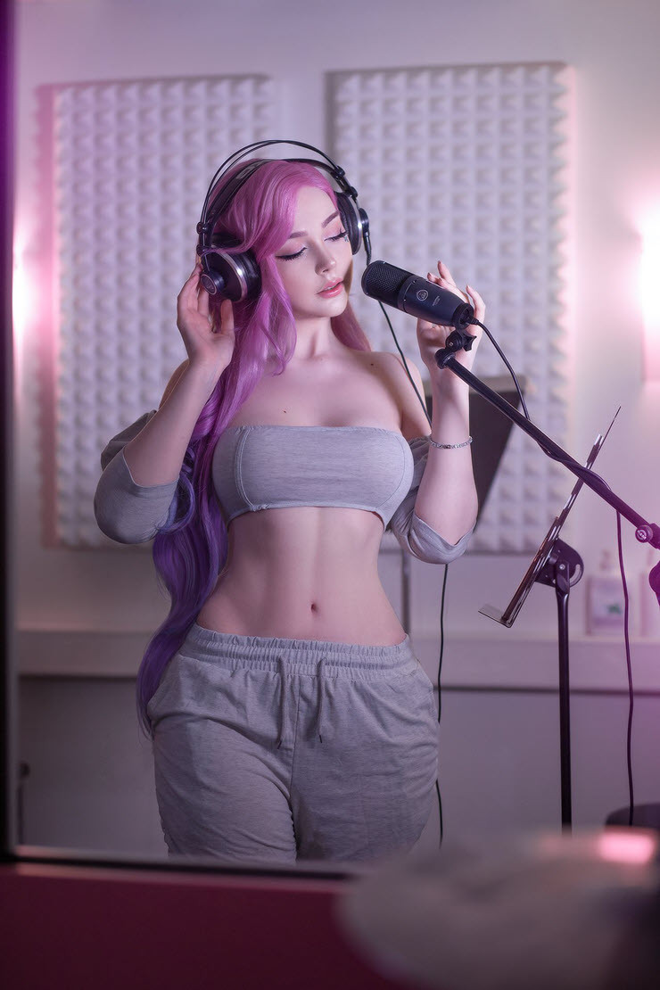 Không cần đầu tư trang phục cầu ki như những màn cosplay truyền thống, Sayathefox để thể hiện chỉ với một set đồ đơn giản mặc ở nhà, cùng những phụ kiện âm nhạc đi kèm.