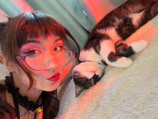 Ngay lập tức, không nghĩ ngợi gì nhiều, nữ streamer xinh đẹp liền vén hẳn áo của mình lên ngay trong lúc livestream. Không phải nói, kênh của cô nàng sau đó bùng nổ.