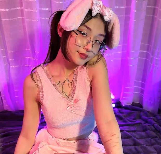 Trong số các nữ streamer chuyên những bộ môn Esports thì Dzihiko (nickname Nya) có lẽ không còn quá xa lạ nữa. Sở hữu nhan sắc xinh xắn theo kiểu nữ sinh, "kẹo ngọt" nhưng cô nàng streamer Dota 2 lại theo đuổi phong cách táo bạo, cả trong trang phục lẫn khi lên sóng.