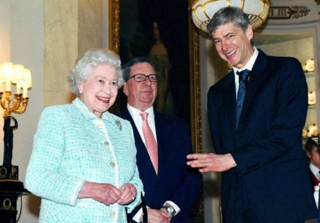 Arsenal tạo nên mùa giải bất bại 2003/2004, thành tích mà đến nay vẫn chưa đội bóng nào lặp lại được. Đến cả fan club của Arsenal cũng rất đặc biệt, bởi trong đó có Nữ hoàng Anh Elizabeth đệ nhị, người có ảnh hưởng bậc nhất ở Vương Quốc Anh.