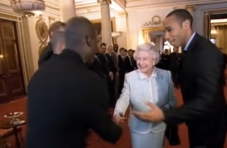 Cesc Fabregas, khi đó mới 19 tuổi, đã rất hào hứng với đặc ân này của Nữ hoàng Anh. Anh kể lại với đài phát thanh ở Tây Ban Nha: "Có vẻ như Nữ hoàng luôn theo dõi bóng đá, bà ấy nói với chúng tôi rằng bà ấy là một người hâm mộ của Arsenal. Bà ấy dường như cũng biết tôi và chúng tôi đã trao đổi với nhau vài câu."