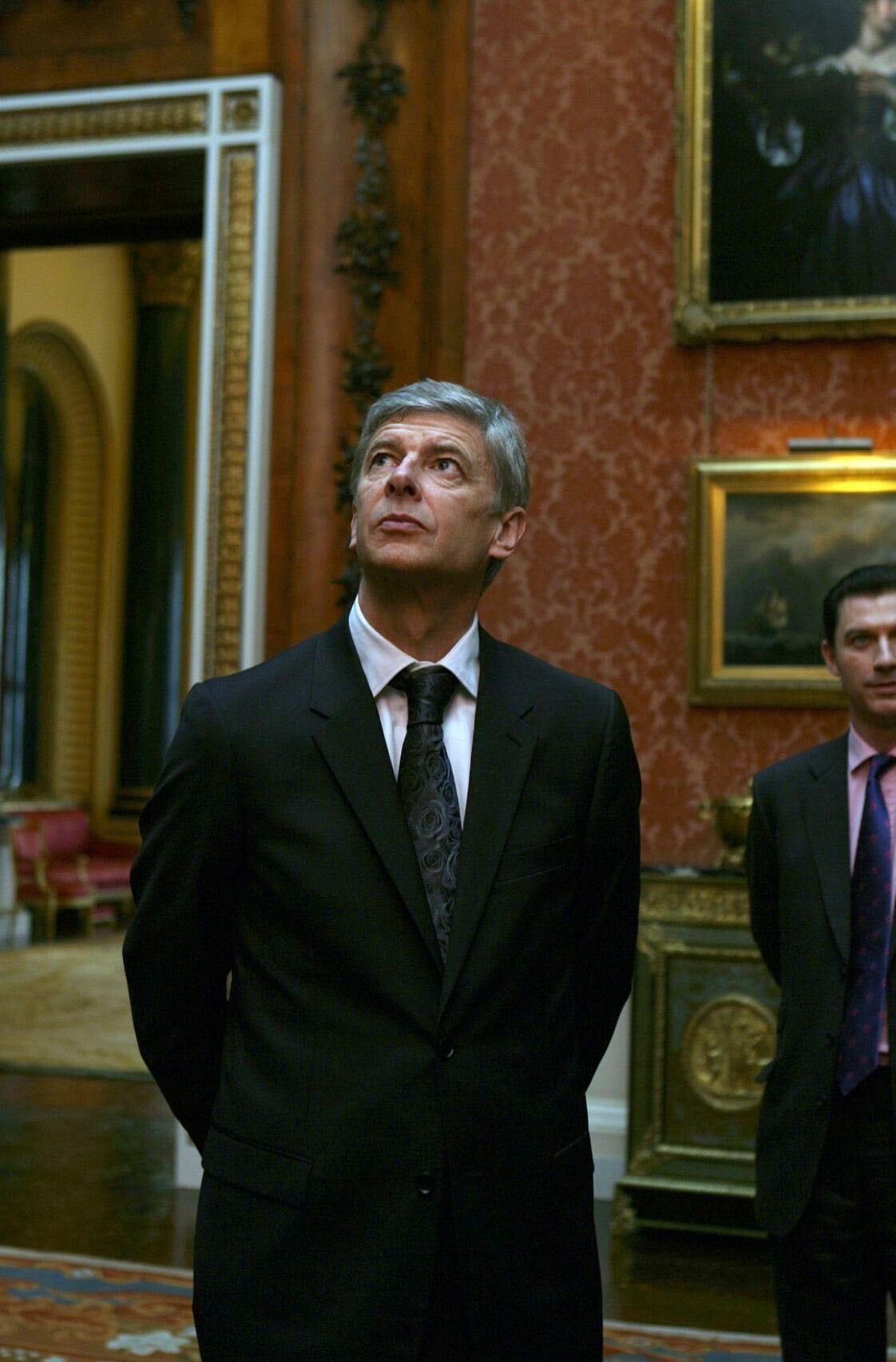 Ngay cả HLV Wenger cũng chung cảm xúc cùng các đồng đội khi được Nữ hoàng Anh mời tới dự tiệc trà tại Cung điện Buckingham.