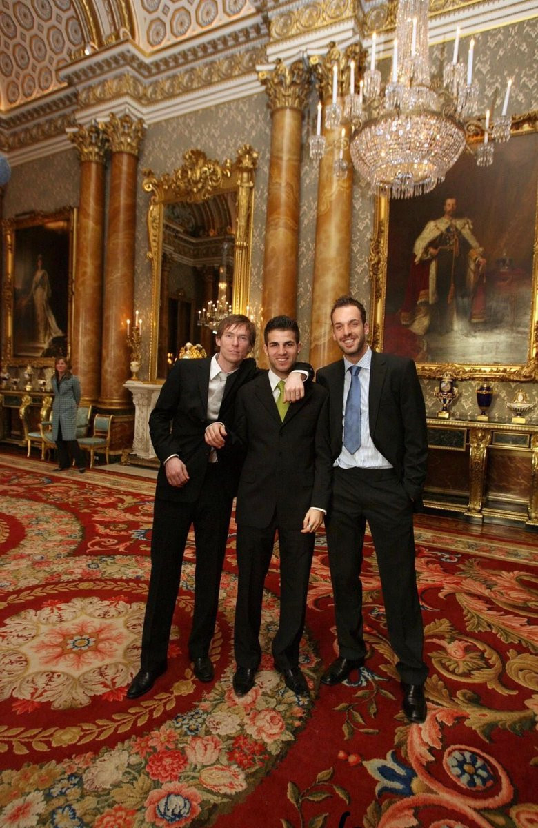 Từ trái qua phải là Alexander Hleb, Cesc Fabregas và thủ môn Manuel Almunia hiện diện trong Cung điện Buckingham