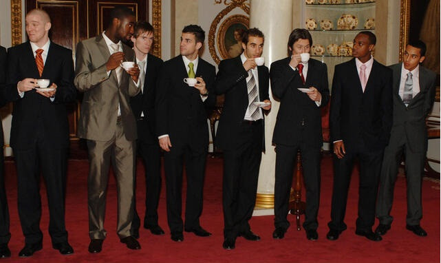 Theo tờ The Sun, một thành viên của Hoàng gia đã khẳng định: "Nữ hoàng là fan của Arsenal từ 50 năm nay. Mẹ của Nữ hoàng trước đó từng có thần tượng là Denis Compton, một huyền thoại của sân Highbury trước đây".