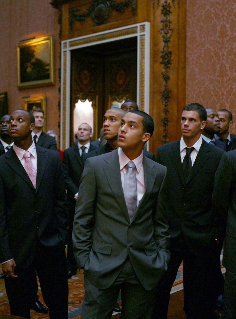 Thần đồng nước Anh một thời là Theo Walcott cùng các đồng đội tại Arsenal năm đó lần đầu được tới Cung điện Buckingham và đều tỏ ra vô cùng choáng ngợp.