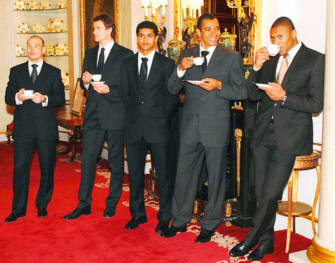 Năm 2016, chính trị gia Jeremy Corbyn từng tiết lộ Nữ hoàng Elizabeth đệ nhị là một người hâm mộ của Pháo thủ thành London, giống người mẹ quá cố của bà.