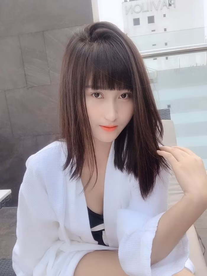 Thùy Dương nhận xét, Huy Hùng là người trầm tính, chiều chuộng người yêu và luôn biết lắng nghe, chia sẻ với bạn gái về khó khăn trong cuộc sống.