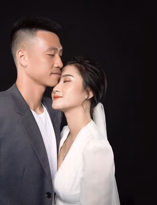 Sở hữu gương mặt xinh đẹp, Thùy Dương và Huy Hùng được nhiều người nhận xét là cặp đôi "trai tài, gái sắc". Bên cạnh nhan sắc nổi trội, bạn gái tuyển thủ Việt Nam còn sở hữu thân hình nóng bỏng.