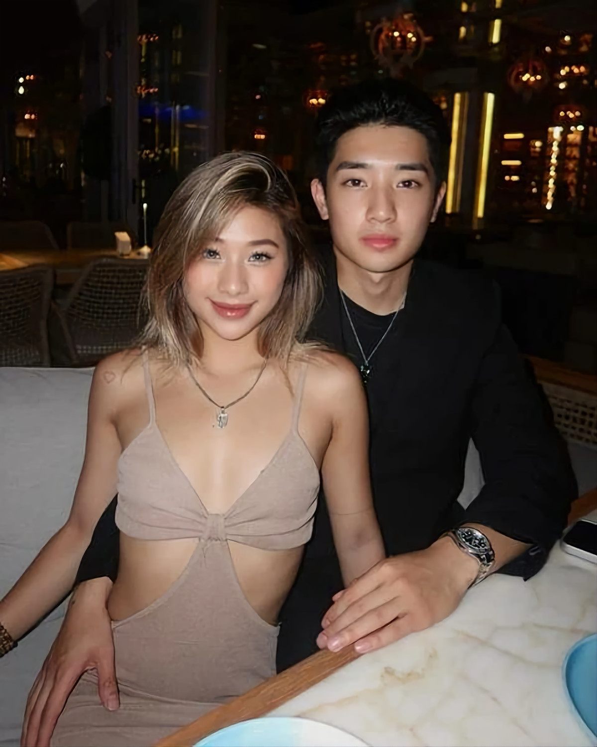 Ngoài ra, nữ TikToker cũng đăng tải hình ảnh đời thường cùng bạn trai gặp mặt đối tác. Trong khi bạn trai Việt kiều mang diện mạo điển trai, lịch lãm, Louis Phạm lại gây chú ý khi diện áo croptop khoe vòng hai thọn gọn, quần ôm sát body kết hợp cùng giày thể thao.