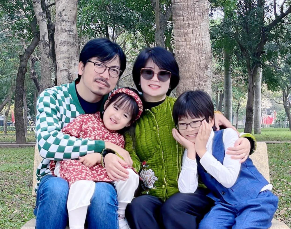 Ngoài làm MC cho các chương trình truyền hình, Đinh Tiến Dũng cũng thường xuyên cập nhật cuộc sống của bản thân trên mạng xã hội. Anh cũng thường xuyên mang đến những câu chuyện thú vị qua những tấm hình về gia đình mình, bàn luận về những chuyện đang xảy ra trong xã hội theo phong cách dí dỏm riêng của mình.