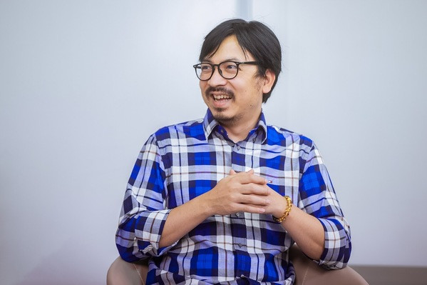 Giáo sư Cù Trọng Xoay do MC Đinh Tiến Dũng thể hiện. Với sự thành công vang dội của nhân vật đó, “giáo sư Xoay” đã trở thành một biệt danh khác của anh.