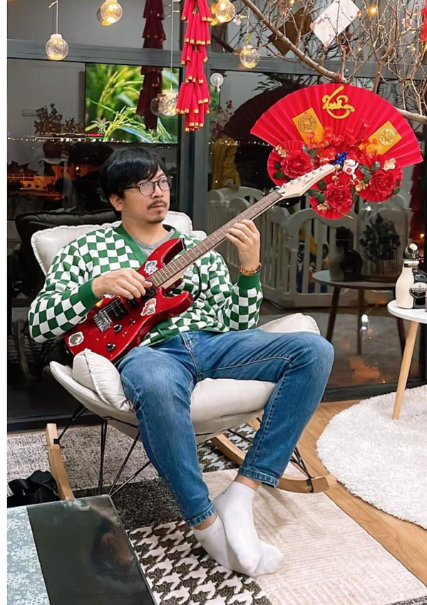 Không chỉ vậy, Đinh Tiến Dũng còn là một trong những người “chắp bút” cho kịch bản Táo Quân qua các mùa.