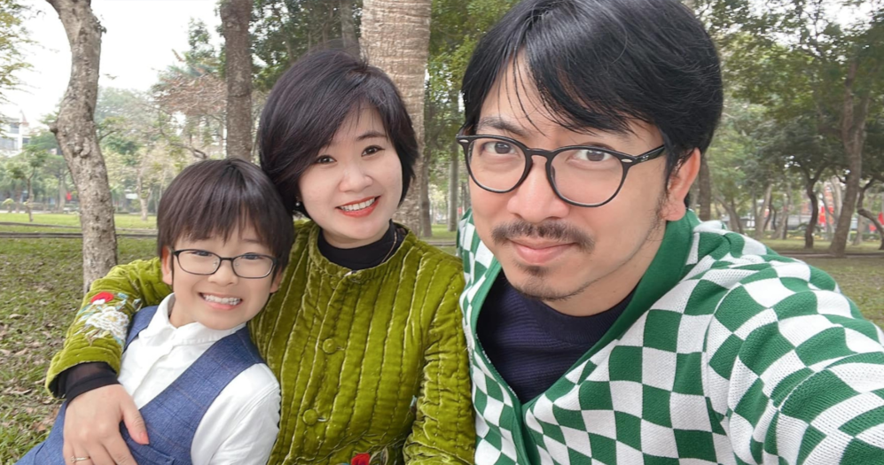 Dù cũng chỉ là cuộc sống quanh chuyện vợ chồng và 2 em bé nhỏ, thế nhưng, dưới câu văn của Đinh Tiến Dũng, nó hiện lên thật sinh động.