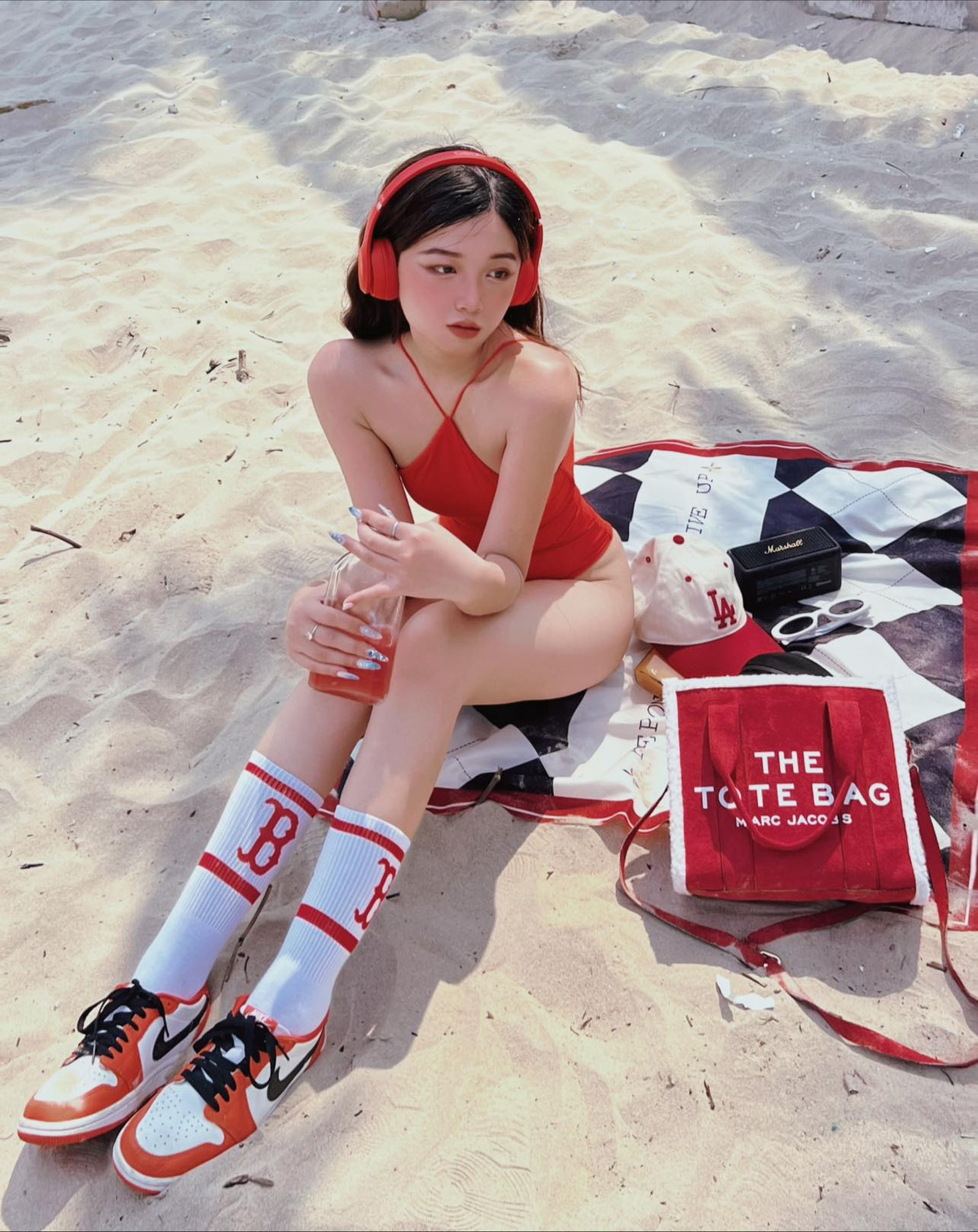 Khánh Ly xuất hiện trong nhiều bộ ảnh nghệ thuật với những phong cách khác nhau.