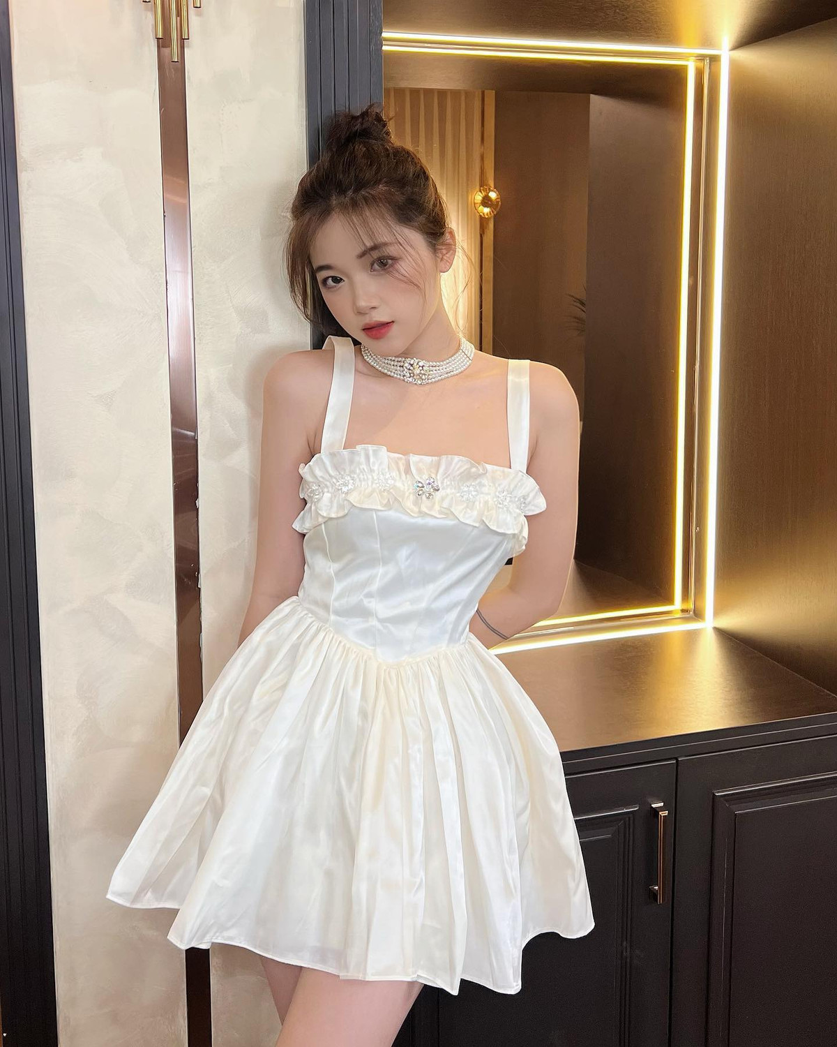 Công việc mẫu ảnh cho Khánh Ly một nguồn thu nhập ổn định. Cô có thể tự lập phần nào, ít nhờ đến sự giúp đỡ của bố mẹ.