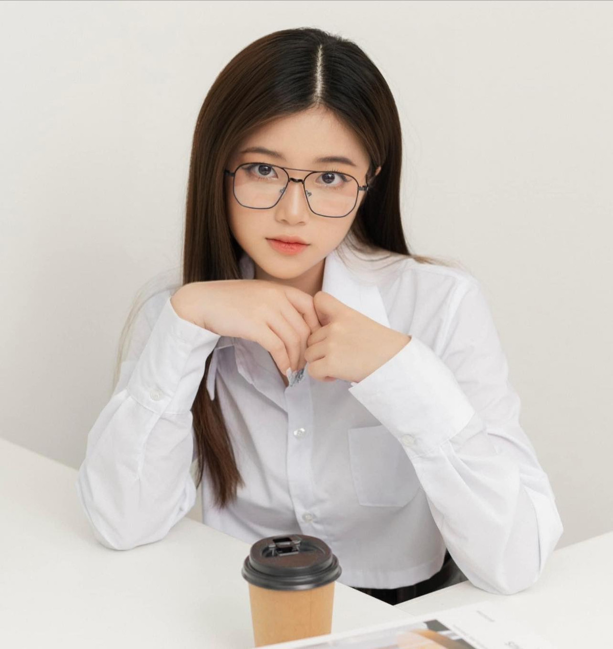 Tốt nghiệp cấp ba, Khánh Ly theo học trường Đại học Hà Nội. Ngoài ra, cô nàng cũng là mẫu ảnh chuyên nghiệp.