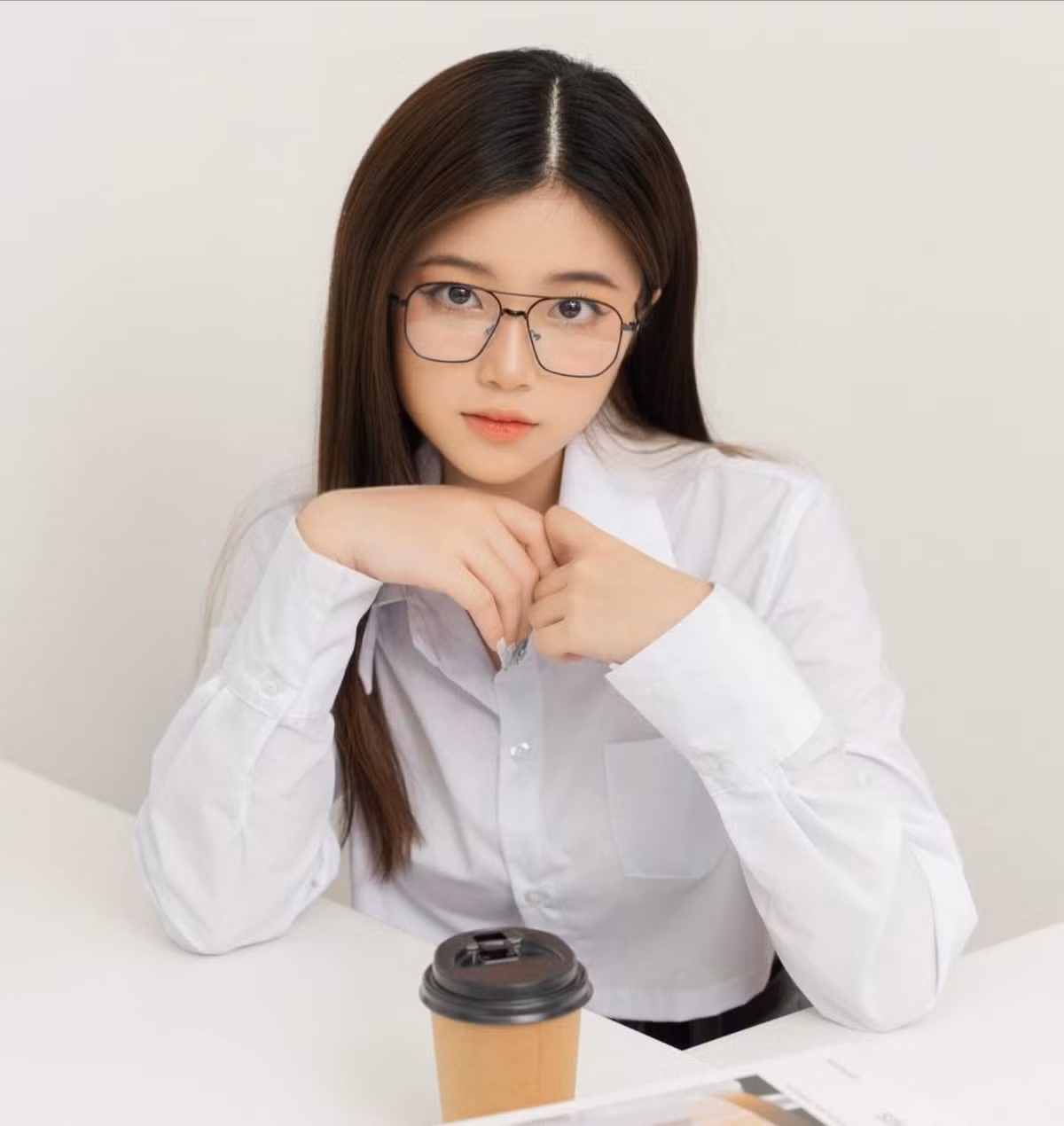 Tốt nghiệp cấp ba, Khánh Ly theo học trường Đại học Hà Nội. Ngoài ra, cô nàng cũng là mẫu ảnh chuyên nghiệp.