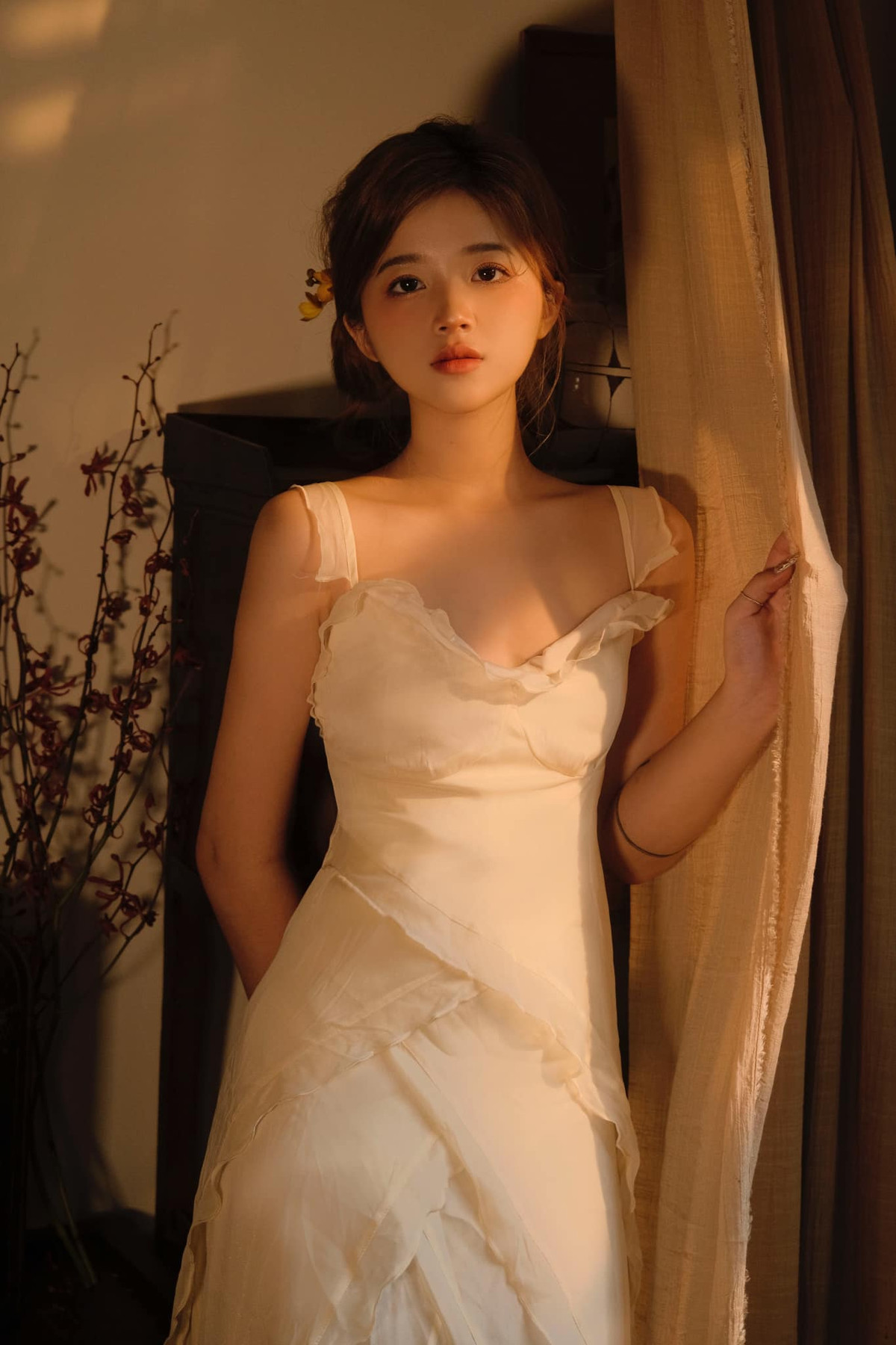 Khánh Ly sở hữu vẻ đẹp nữ tính, ngọt ngào, không kém phần gợi cảm. Cô nàng luôn xuất hiện với hình ảnh mơ mộng, sắc vóc mỏng manh như sương khói.