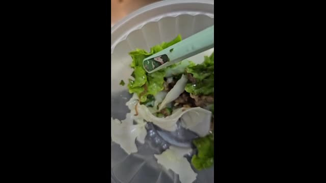 Từ hình ảnh và video cho thấy, suất ăn được vị khách đặt qua một ứng dụng và gửi về tận nhà. Tuy nhiên, bên trong một chiếc phở cuốn thấy rõ con giun vẫn ngọ nguậy.