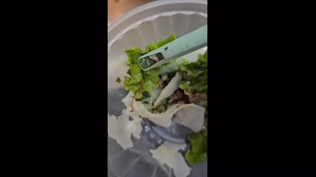 Từ hình ảnh và video cho thấy, suất ăn được vị khách đặt qua một ứng dụng và gửi về tận nhà. Tuy nhiên, bên trong một chiếc phở cuốn thấy rõ con giun vẫn ngọ nguậy.