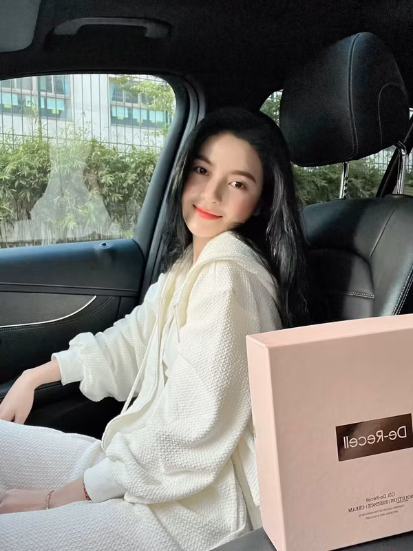 Phía dưới phần bình luận của bài đăng mới nhất, mọi người cũng không quên trêu đùa lại nàng hot girl và nhắc đến chàng cầu thủ nổi tiếng.