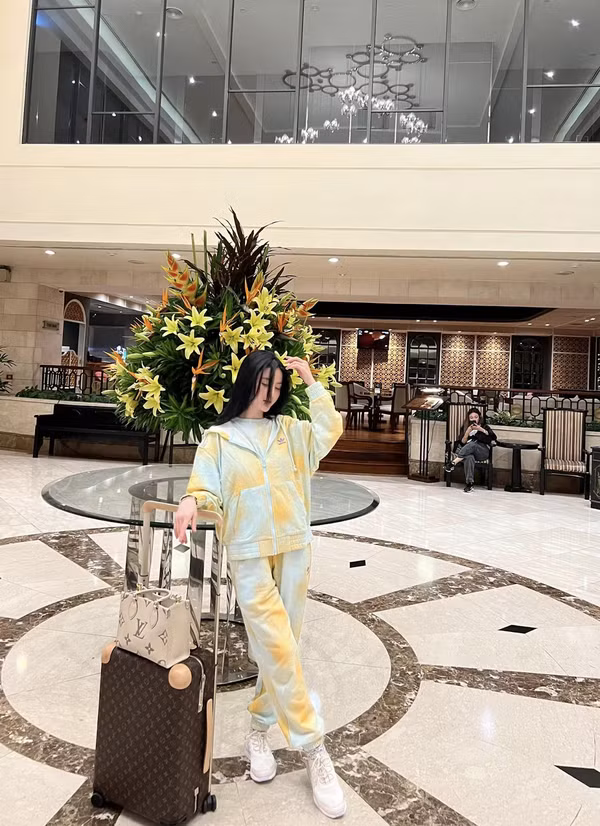 Đặc biệt, chiếc túi xách và vali Thanh Huyền mang theo đều là của Louis Vuitton – thương hiệu đồ xa xỉ hàng đầu thế giới.