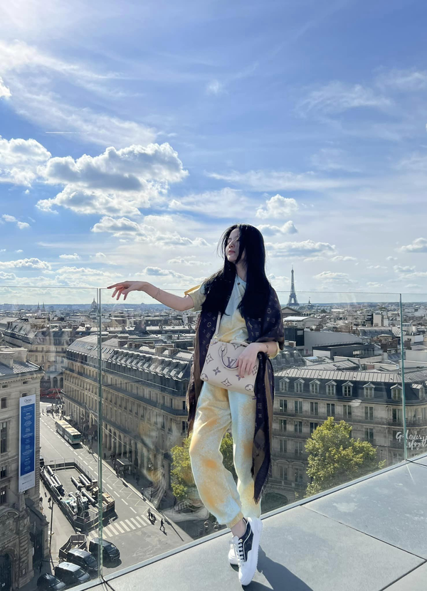 Đặc biệt, mới đây, bức ảnh “check-in” tại Pháp của bạn gái Quang Hải đã khiến không ít người tò mò, đặt ra nghi vấn rằng cô nàng đang sánh vai bên bạn trai tại trời Tây trước khi anh chàng trở lại sân bóng.